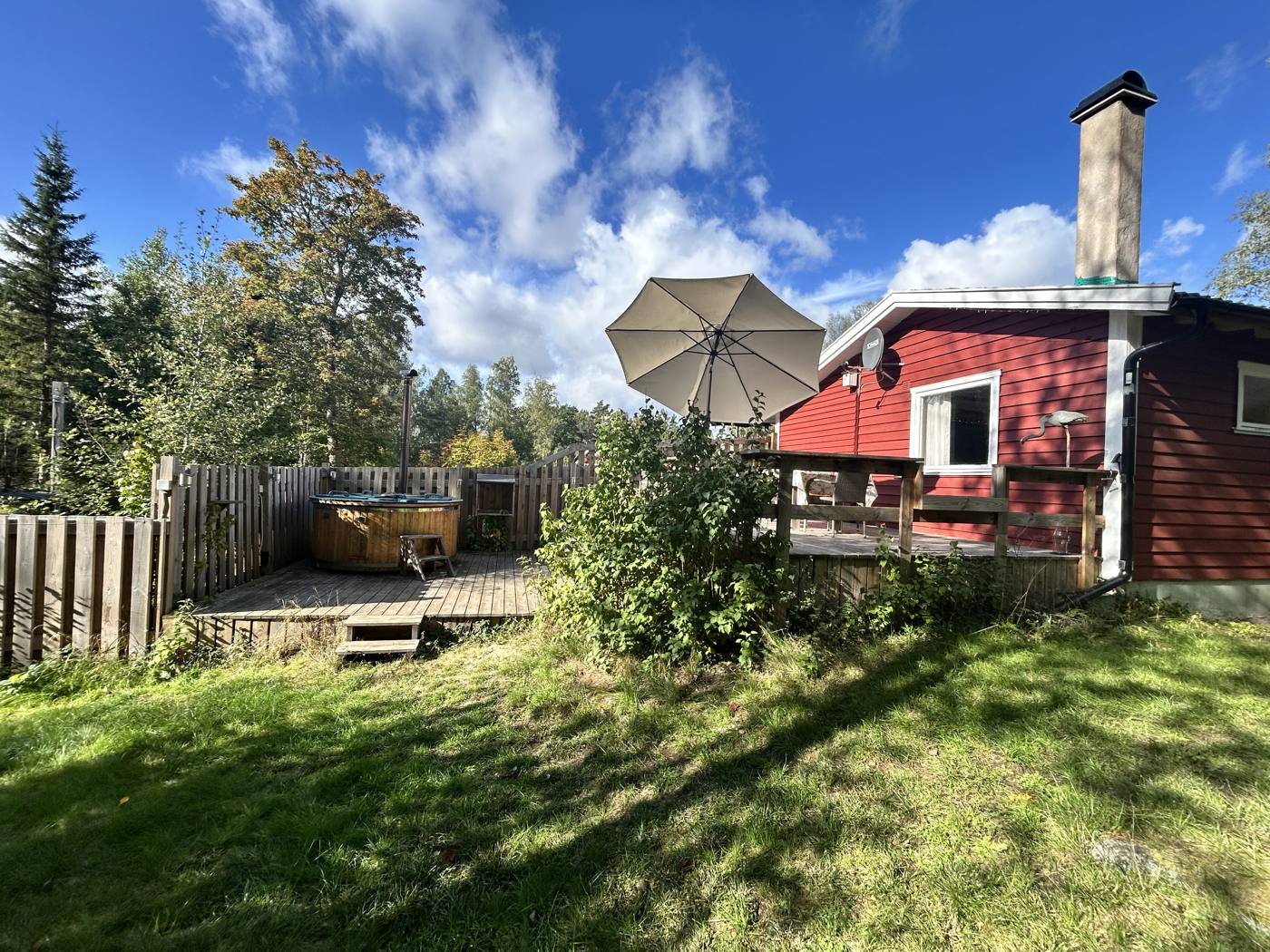 Terrasse und Garten hinter dem Haus